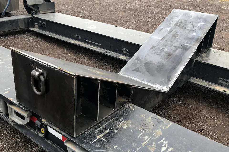 transport saddle on drop-neck semi-trailer